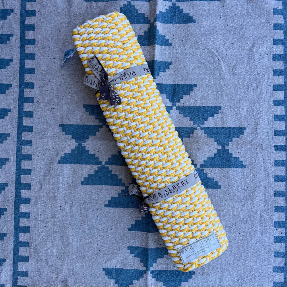 NWT 2' x 3' Dash Albert Woven UV
Polypropylene Indoor/Outdoor Rug
Yellow White